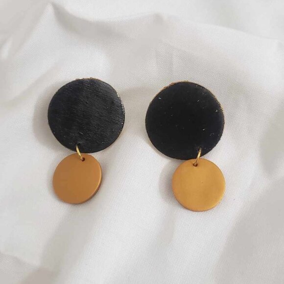 Handmade Elegant Black and Gold Earrings - Picture 4 of 4